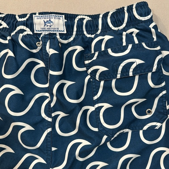 Southern Tide Trunks - M - Picture 2 of 2